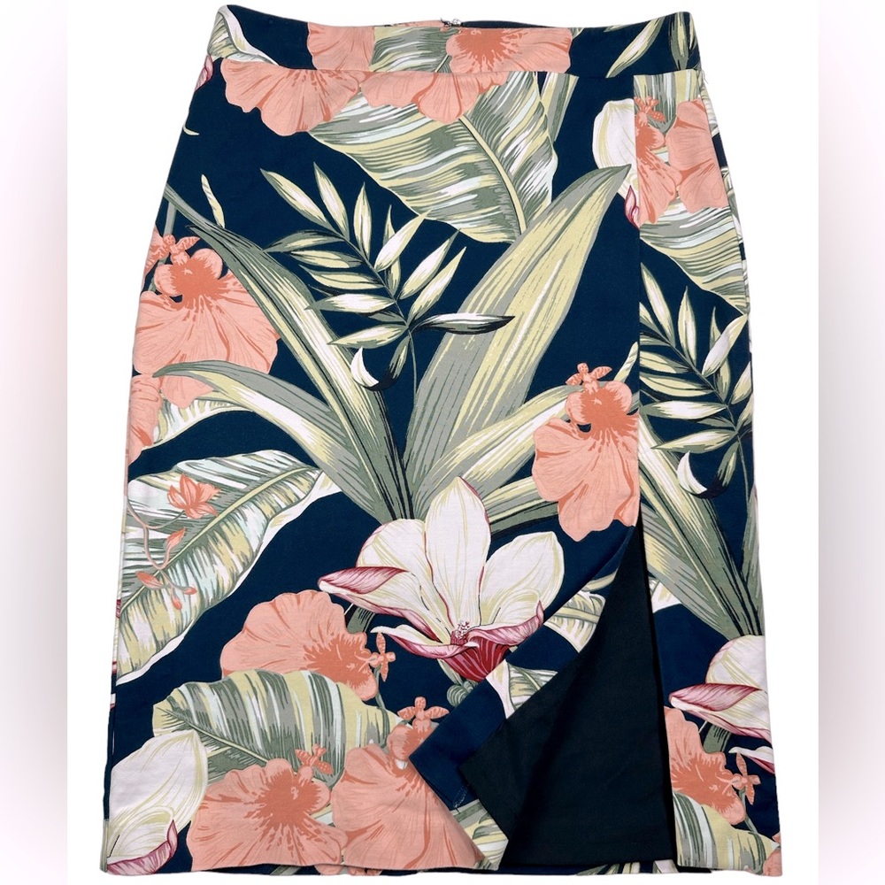 Ann Taylor navy blue floral skirt, Size 10.